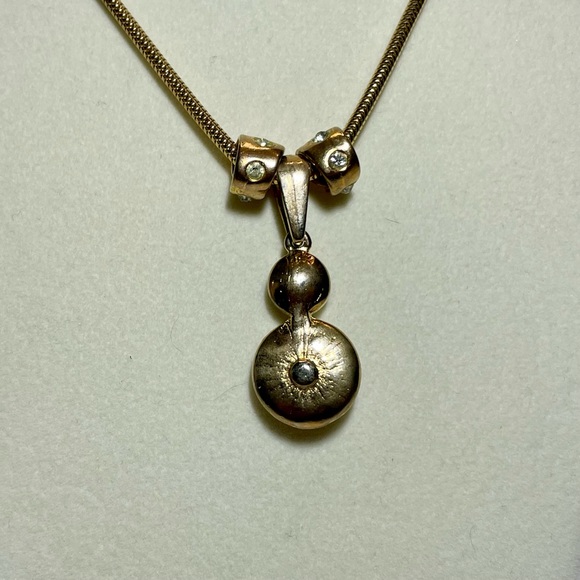 Vintage Rivoli Crystal Pendant gold tone on chain measuring 16”. Classic Vintage - Picture 4 of 8